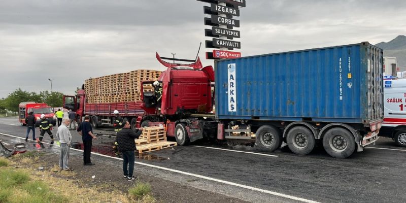 EREĞLİ’DEN KARAPINAR İSTİKAMEİNE GİDEN TIR TIRA ÇARPTI