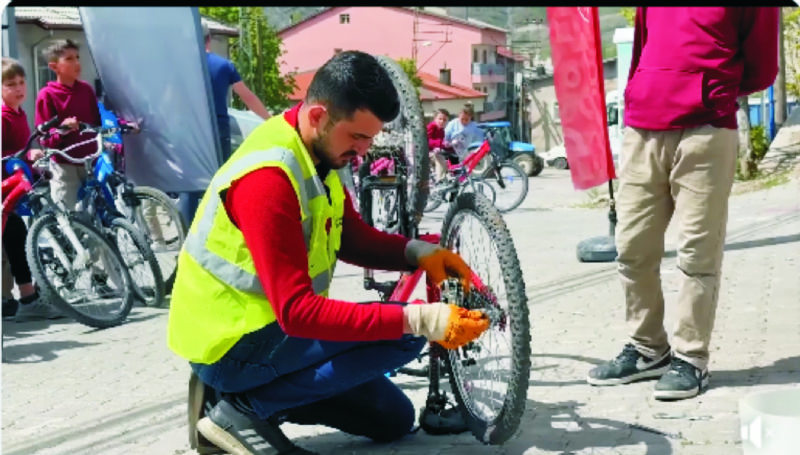 UĞUR İBRAHİM ALTAY KONYALI ÇOCUKLARIN DA YÜREĞİNE DOKUNUYOR