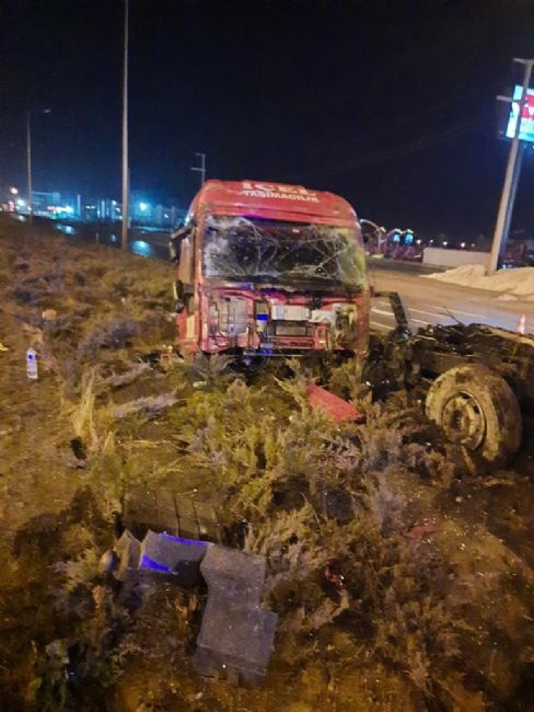 Ereğli’de Yolcu otobüsü ile kamyon çarpıştı 11 yaralı