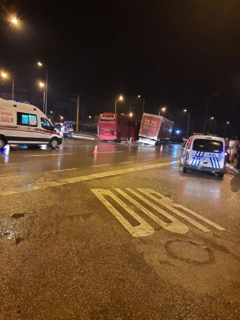 Ereğli’de Yolcu otobüsü ile kamyon çarpıştı 11 yaralı